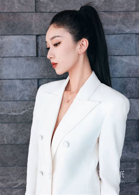 熊黛林白西装白短裤图片