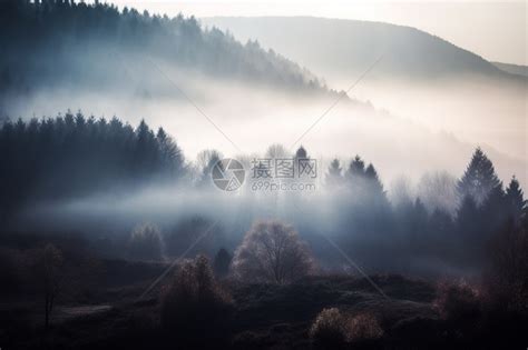 薄雾笼罩的特兰西瓦尼亚乡村，罗马尼亚 (© Alex Robciuc/REX/Shutterstock) 雾气中若隐若现的，是罗马尼亚的特兰西 ...