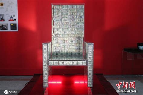 坐拥百万美钞椅子展出 俄罗斯艺术家创作土豪专座