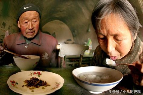 爷爷奶奶和孙子一起吃饭高清图片下载-正版图片502188412-摄图网