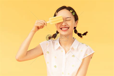吃冰棍的年轻女人高清摄影大图-千库网