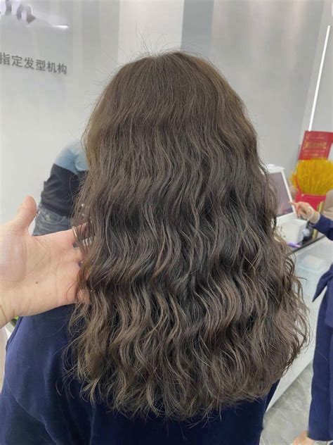 纹理烫中长发图片