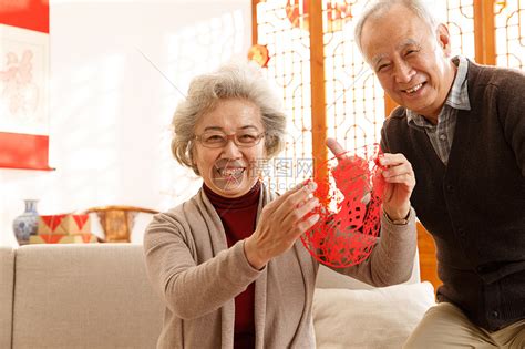 老年女人家庭生活传统庆典老年人过年贴窗花高清图片下载-正版图片501977592-摄图网