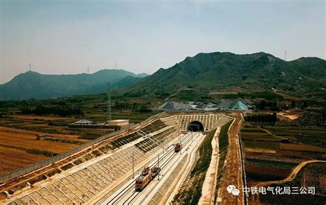 济青高铁青阳隧道开始架设第一条接触网