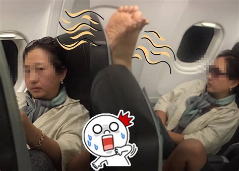 香港女子机舱内被韩国大妈拍醒：你换个座 我晾脚[1]- 中国日报网
