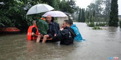中方：暴雨导致多人被困，消防战士紧急救援