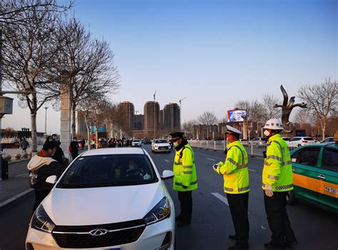 今起北京中心城区严查违法停车 民警骑上自行车执法 | 北晚新视觉