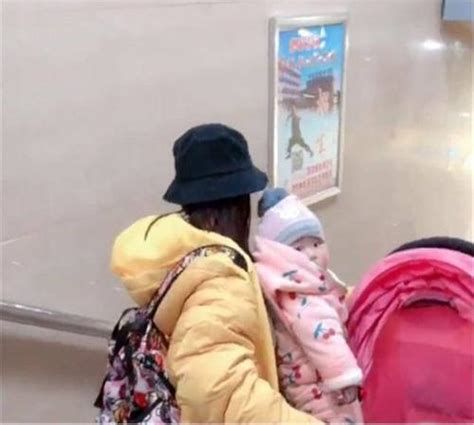 深圳地铁推出女士优先车厢 女士优先了吗？抱孩子都找不到座位_深圳新闻网