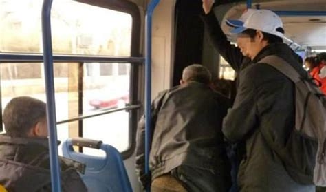 老人在公交车上抱着已经熟睡的外孙女,一直没人让座,只能蹲地上