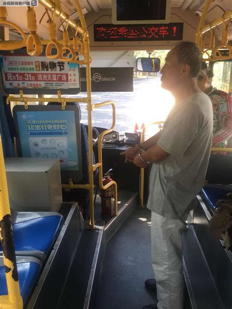妙龄女子上公交车刷老人卡, 司机识破后反遭辱骂, 乘客怒赶下车