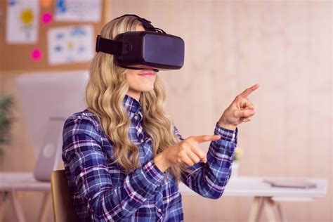 年轻的成年人在虚拟现实中使用VR头盔视频素材_ID:VCG42N1364438761-VCG.COM
