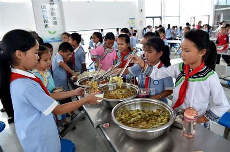 贵州：营养餐助力山区教育脱贫（组图）