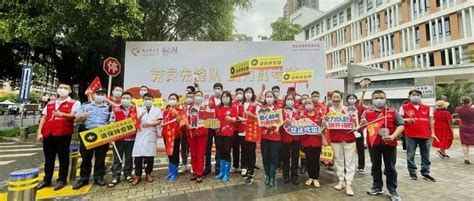 直击2023上海高考现场，送考老师身着红衣祝福考生：“高考加油，金榜题名！”_手机新浪网