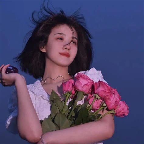 甜美女生头像抱花背影图