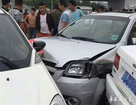 成都司机疑将油门当刹车 试驾时撞进店铺伤2人-搜狐新闻