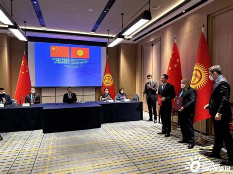 中国（新疆）与吉尔吉斯斯坦签署合作备忘录和协议_凤凰网视频_凤凰网