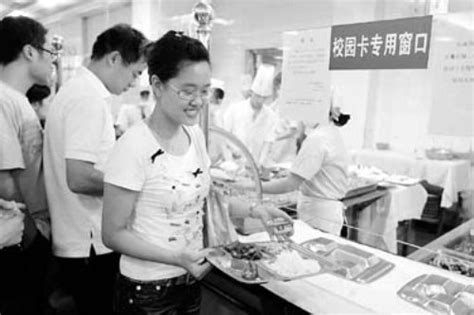[文汇报]上海交大平抑食堂成本学生伙食费半年未涨_交大要闻_上海交通大学新闻学术网