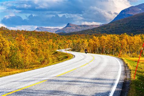 风景秀丽的柏油路在秋天穿过挪威罗弗敦岛的美丽山景公路旅行旅行度假高清图片下载-正版图片506628728-摄图网