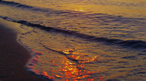 温暖的海水在金色的夕阳傍晚飞溅在黑暗的沙滩上mov格式视频下载_正版视频编号4071005-摄图网