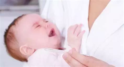 婴儿低烧怎么处理最快最有效（宝宝低烧怎么办？3个办法帮他快速退烧！） | 说明书网