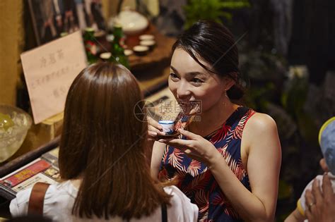 女人在茶馆里喝茶高清图片下载-正版图片502057242-摄图网