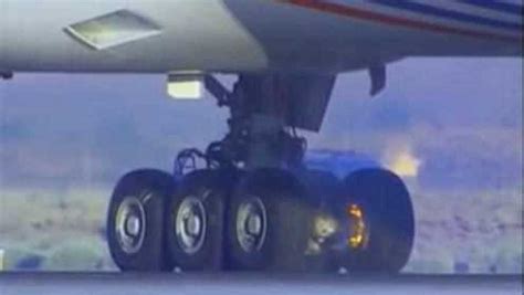 惊险一刻，飞机降落轮胎着火了_腾讯视频