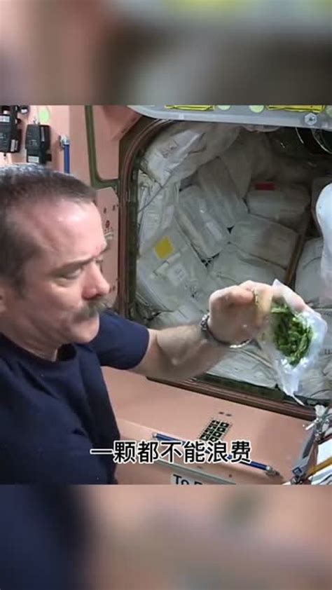 太空失重的情况下，宇航员是如何吃饭喝水睡觉的？这不涨知识了！