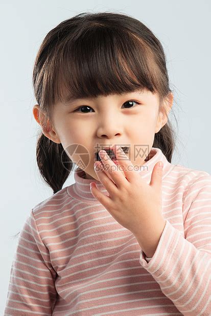 可爱的小女孩正在吃零食高清图片下载-正版图片507621605-摄图网