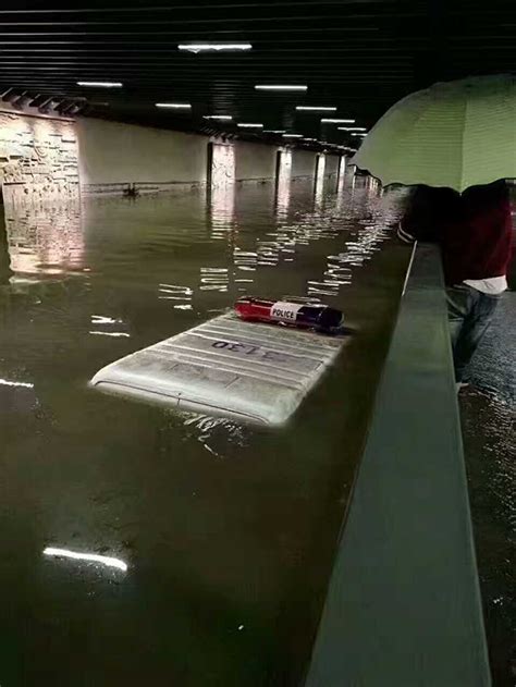 暴雨致重庆一高速隧道顶部漏水_凤凰网视频_凤凰网