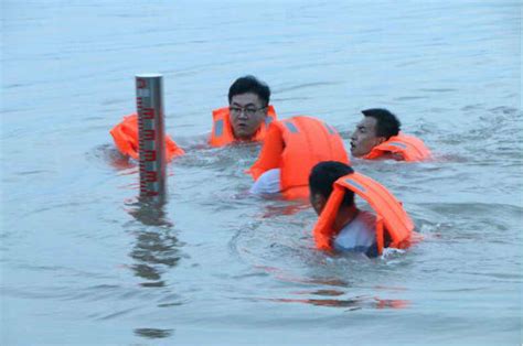 聊城男子落水随着水流向下漂，市民接力展开生死营救_凤凰资讯