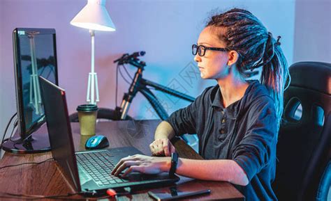 现代年轻女程序员正在家里的笔记本电脑上编写程序代码IT行业的远程工作软高清图片下载-正版图片504463878-摄图网
