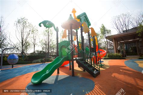 小区里的儿童游乐场高清图片下载-正版图片501579546-摄图网