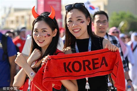 高清图：韩国VS加纳赛前 球迷四叶草头套俏皮可爱-搜狐大视野-搜狐新闻
