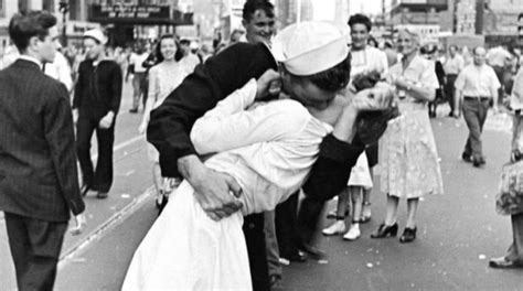 “胜利之吻”：俩人的接吻照片传遍全世界，他们却终生再也未见