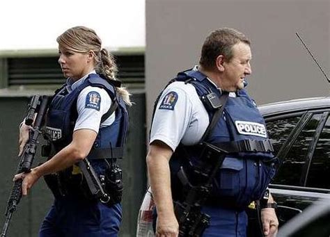 新西兰枪击案抓捕现场曝光 嫌犯被从车里拖出(含视频)_手机新浪网