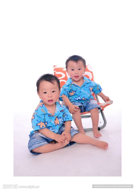 两个完全相同的双胞胎兄弟共用一台笔记本高清图片下载-正版图片504746293-摄图网