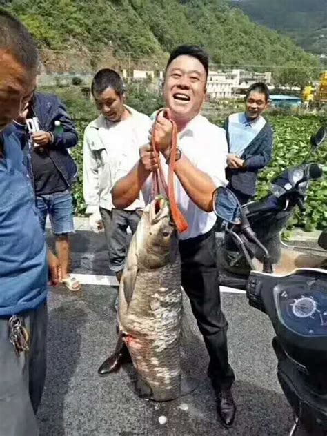 组图：广东钓鱼爱好者一杆钓起长1.2米重51斤大鱼_公益频道_凤凰网