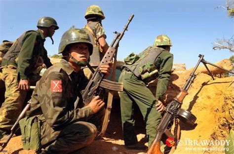 外媒拍缅甸武装的战地生活：穿中国军服打游击_新浪图片