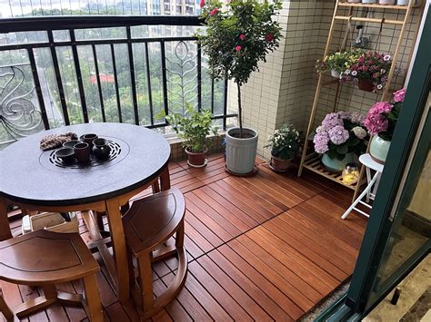 3平米的特小阳台，如何通过木阳台改造设计成为一家人温馨的小空间？_懒猫木阳台