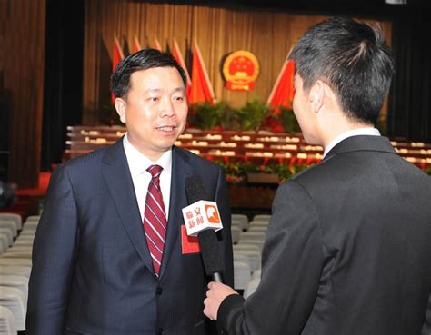 新当选的市人民政府市长张振丰接受记者采访--今日临安