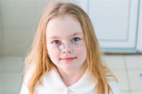 可爱女孩七岁孩子白色微笑童年蓝色女学生金发高清图片下载-正版图片322117060-摄图网
