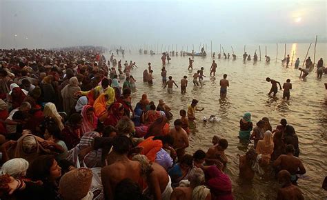 印度超两百万人聚集恒河沐浴-印度疫情真实情况曝光 - 见闻坊