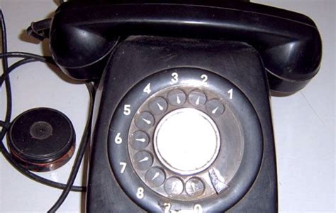 电话谁发明的(贝尔是"电话之父"，为什么却不是电话的发明人？) | 说明书网