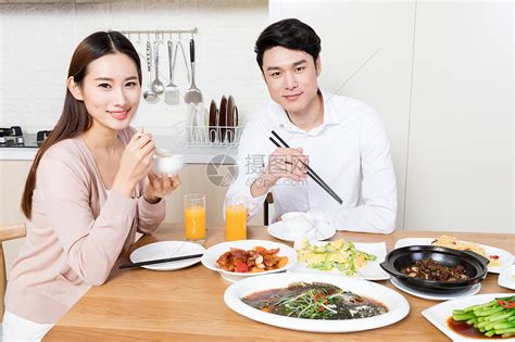 年轻夫妻在家吃饭高清图片下载-正版图片500813155-摄图网