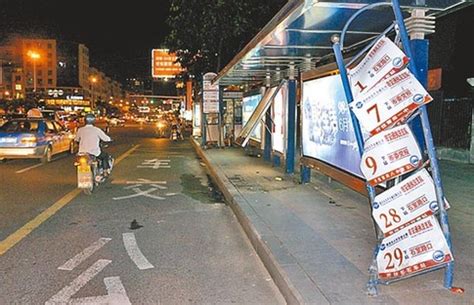 莆田小车失控撞上公交站 造成两男一女受伤 - 莆田新闻 - 东南网莆田频道