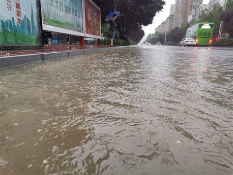 武汉暴雨开启看海模式：水不断灌进公交车内乘客吓得尖叫_高清1080P在线观看平台_腾讯视频