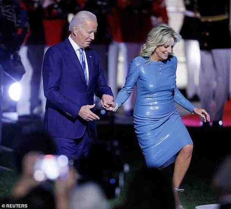 71岁拜登夫人穿“液体裙”，身姿曼妙，当众拥吻总统丈夫，很热烈