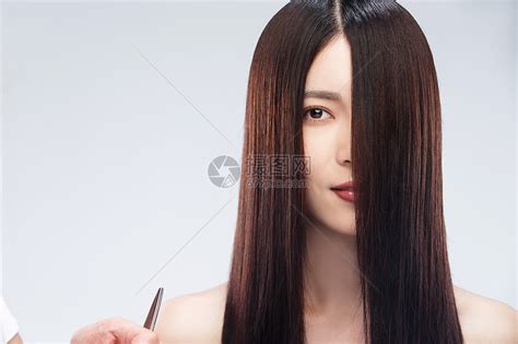 年轻女人剪头发高清图片下载-正版图片507637019-摄图网