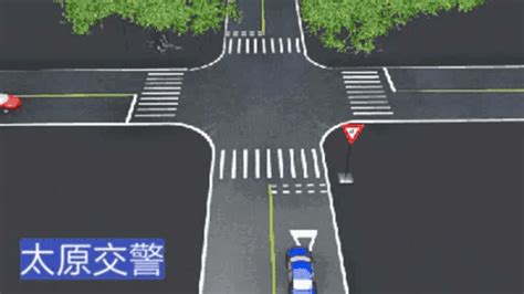 两轮电动车，在有红绿灯的交叉路口，向左转弯时，怎么走？