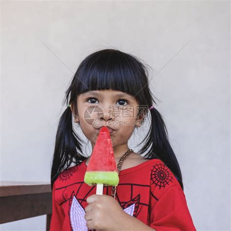 吃西瓜冰激凌的可爱小女孩高清图片下载-正版图片307616242-摄图网